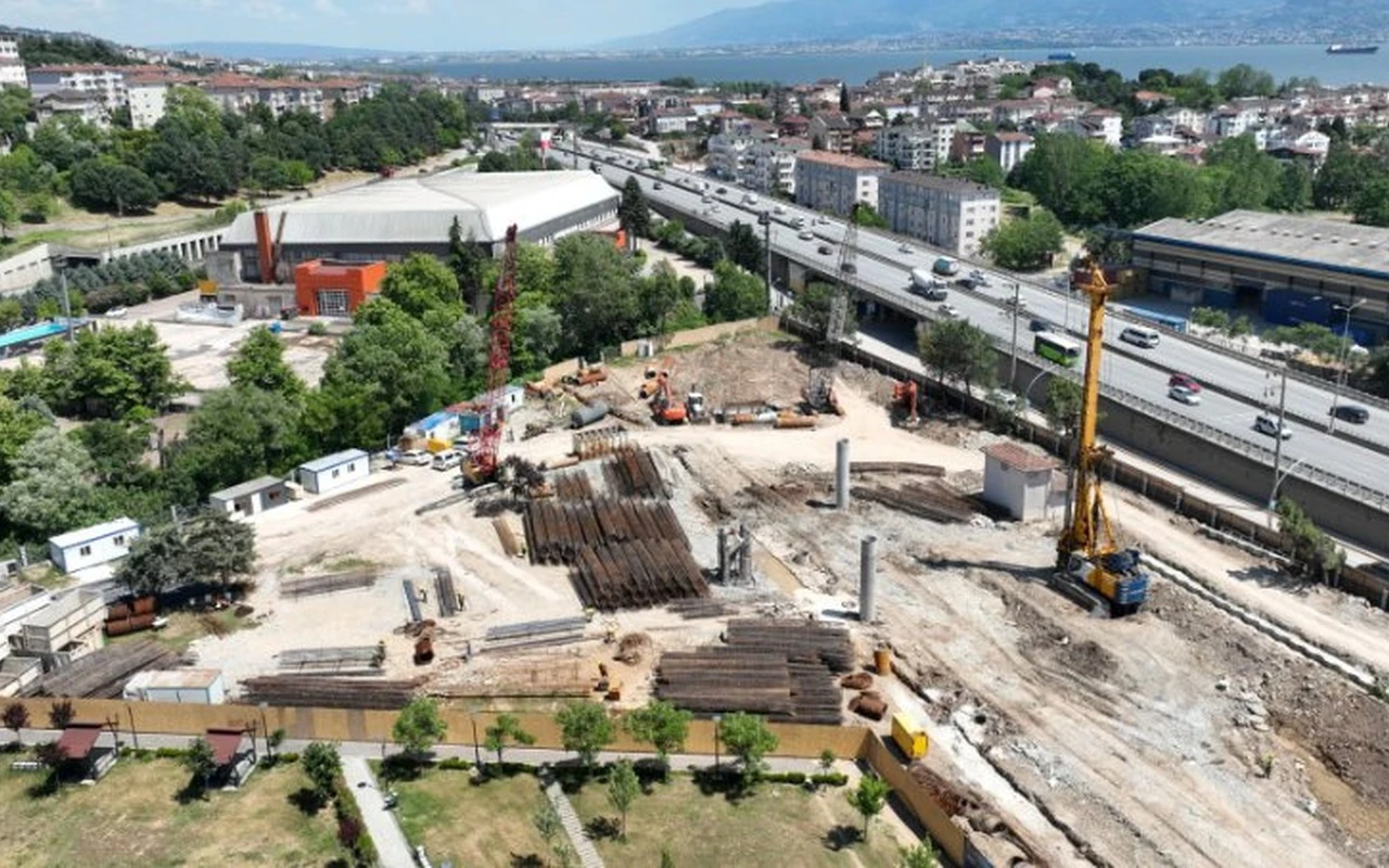 Derince metro istasyonlarında ağaçlar yeni alanlara taşındı