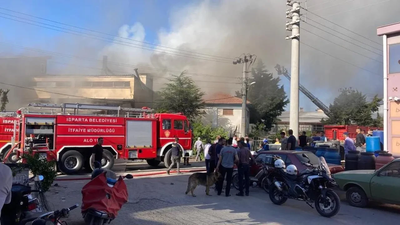 Isparta’da oyuncak dükkanında çıkan yangına itfaiye ekibi yerinde müdahale etti