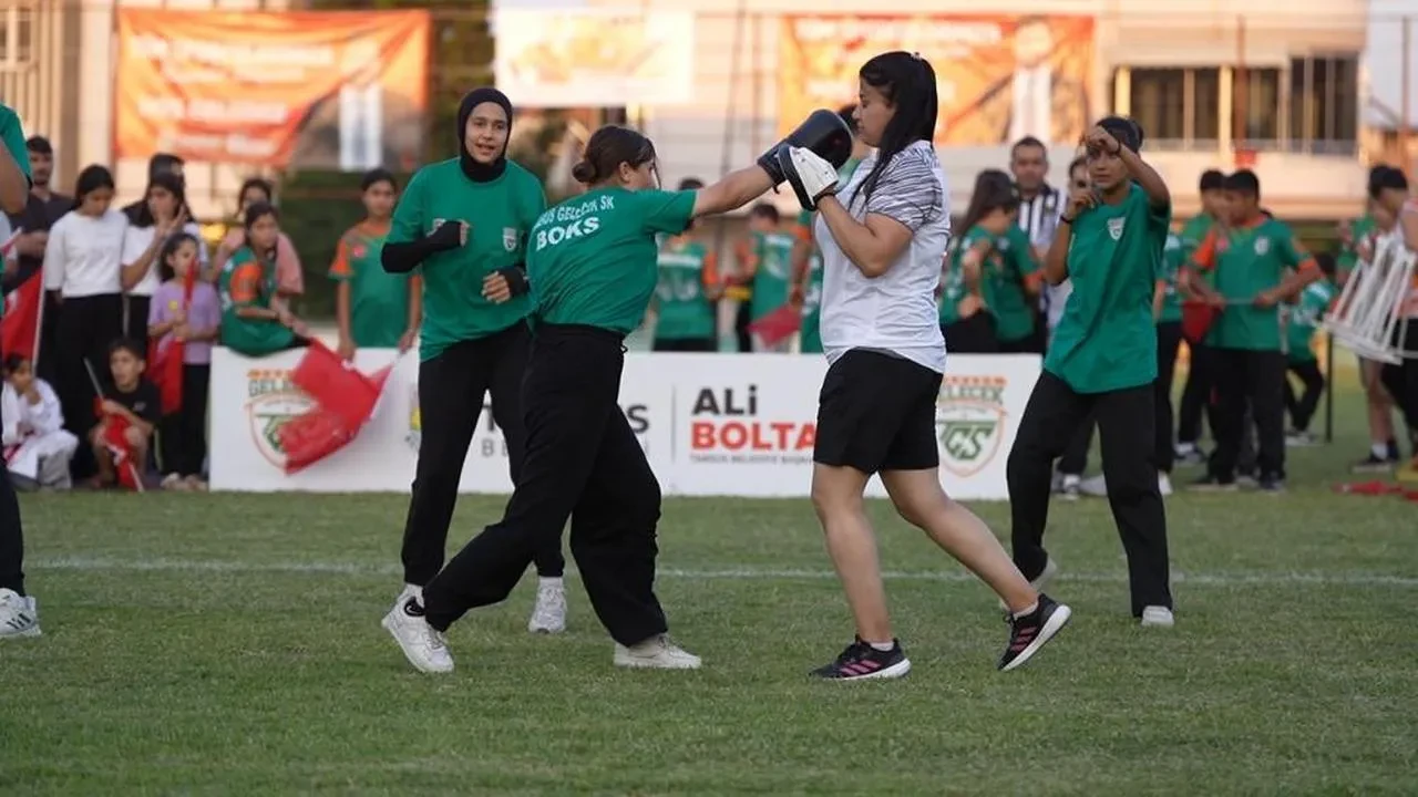 Mersin Tarsus'ta 19 Mayıs coşkusu! 850 sporcu sahne aldı, Başkan Boltaç gençliğe olan desteğini açıkladı
