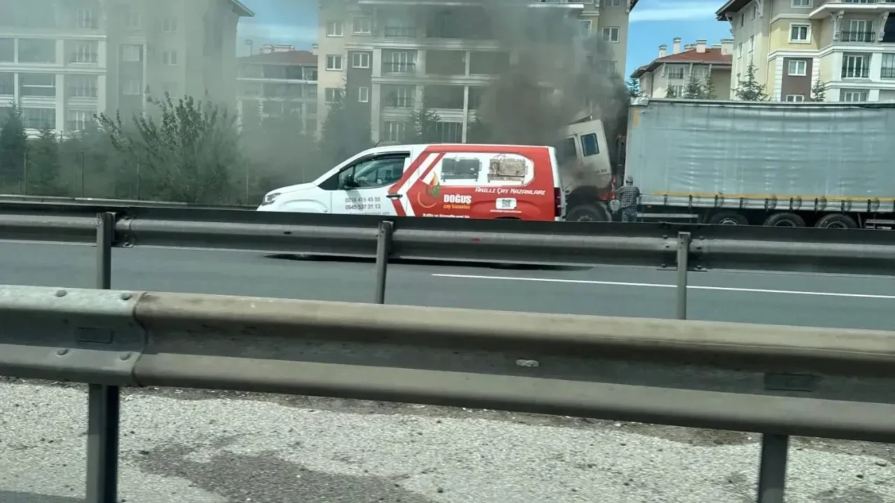 Derince'de yangın paniği: Tır alev alev yandı, soruşturma başlatıldı