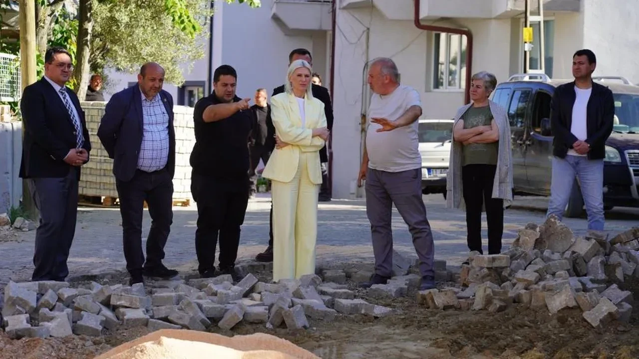 Başkan Subaşı, Cumhuriyet Mahallesi'nde kilit parke çalışmalarıyla ilgili mahalle sakinlerinin taleplerini dinledi