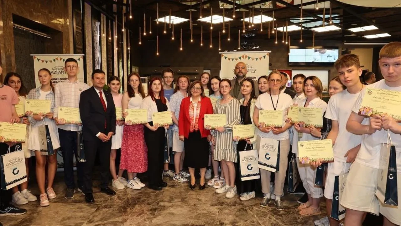 Kardeş Şehirler Uluslararası Gençlik Kampı sona erdi, gençlere sertifikalar verildi