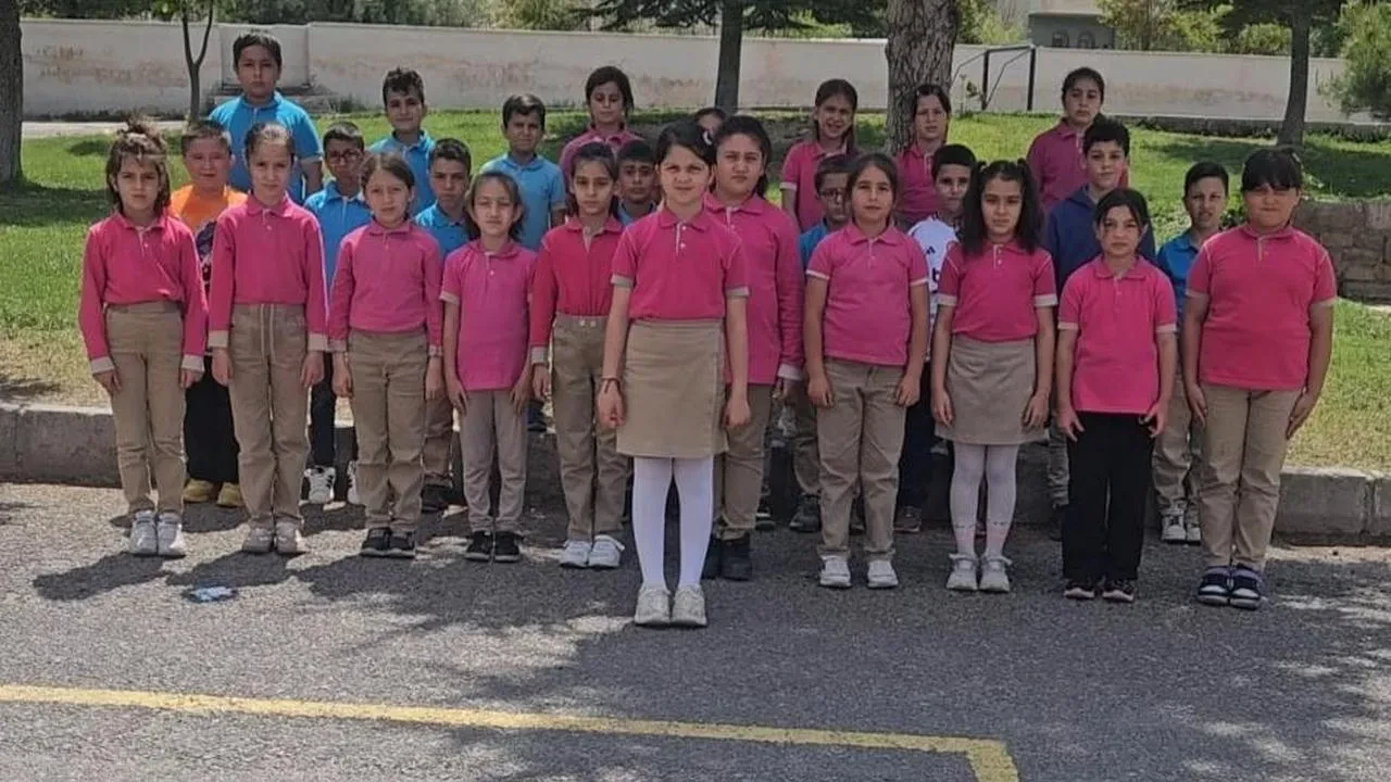 Miniklerden Engelliler Haftası'na anlam dolu jest: İşaret diliyle şiir okudular