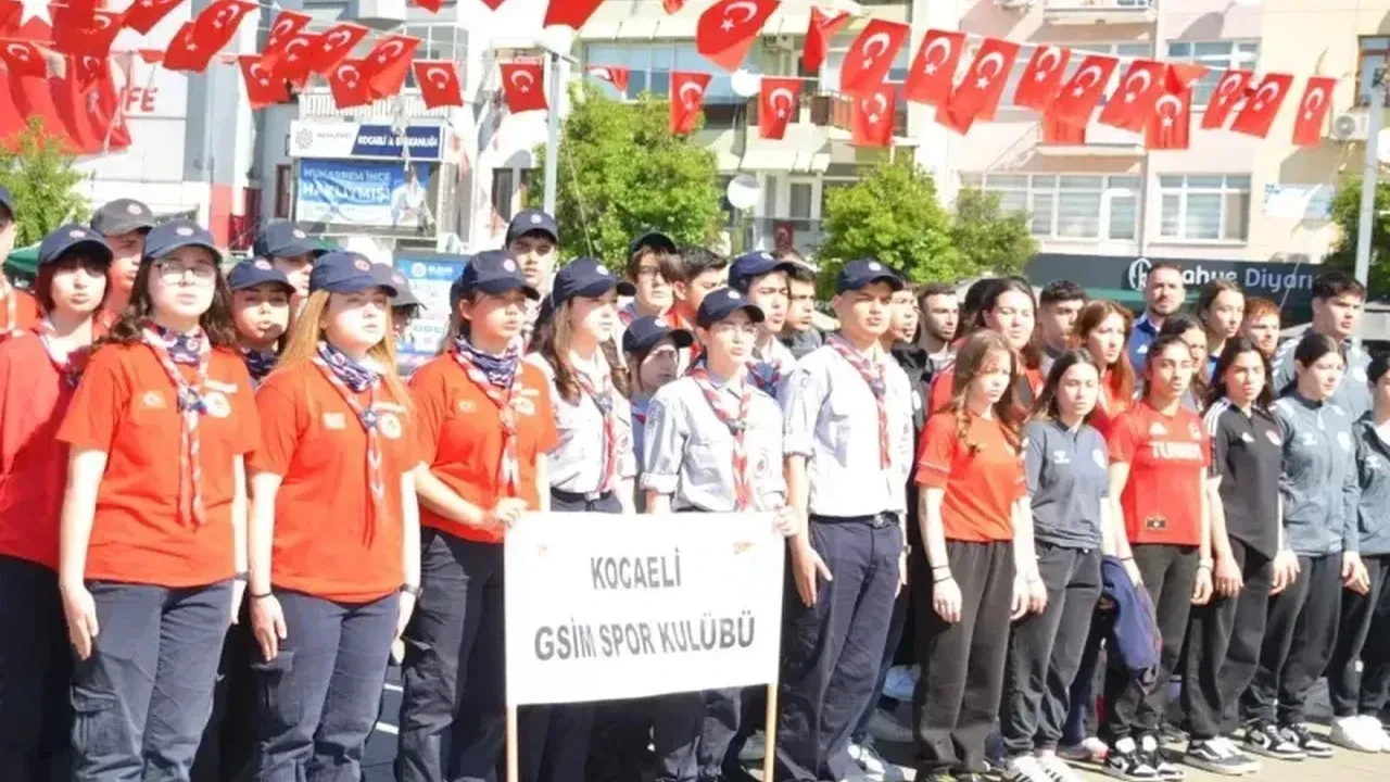 19 Mayıs Kocaeli'nde coşkuyla kutlandı: Milyonlarca genç Atatürk'ü anlattı