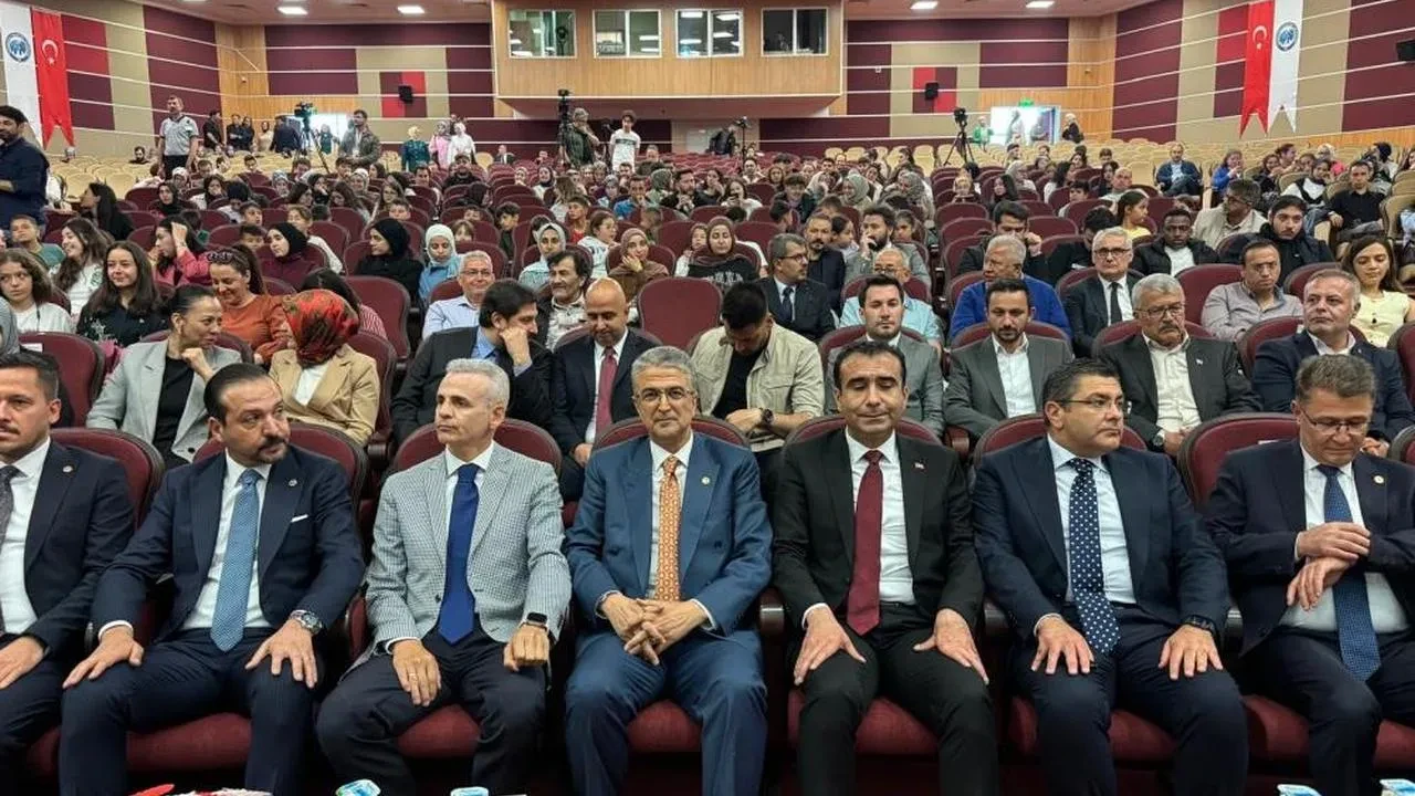 Milletvekili Aydın, Türk Dil Bayramı'nda Kızılelma Türkçe ödülünü açıkladı