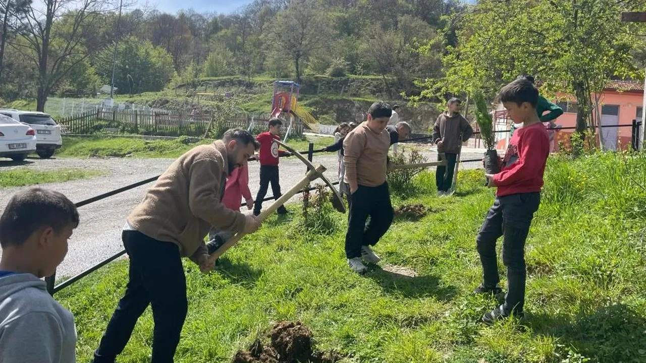 Miniklerin iyilik projesi: Yaşlılardan dua, temizlik ve saygı dolu bir gelecek