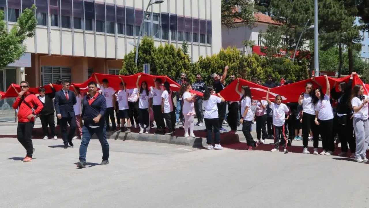 Çankırı'da 19 Mayıs coşkusu! Gençler bayraklarla yürüdü, güzergahı merak edilen yürüyüş...