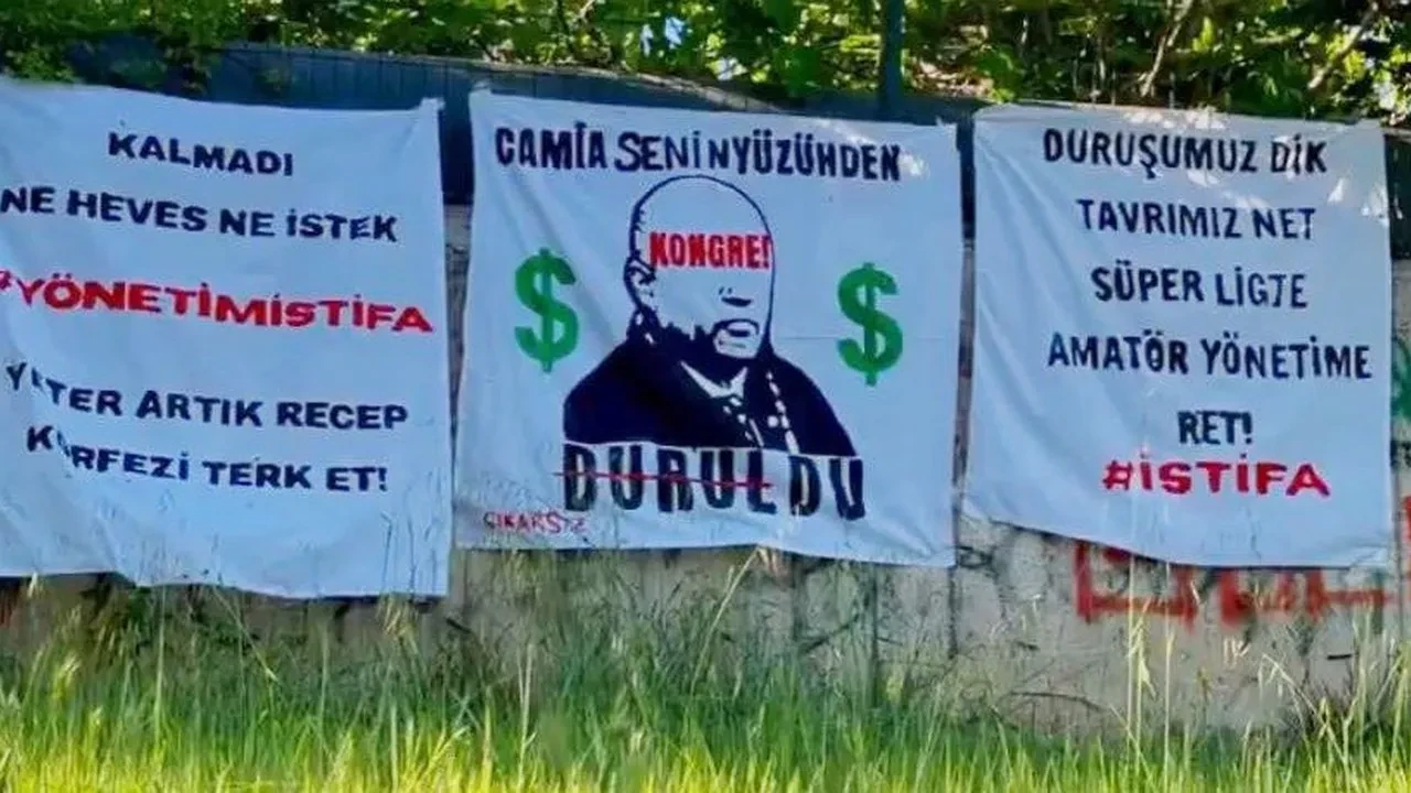 Kocaelispor taraftarlarından sert tepki: 'Başkan Durul istifa!' Pankartlarla destek verdiler