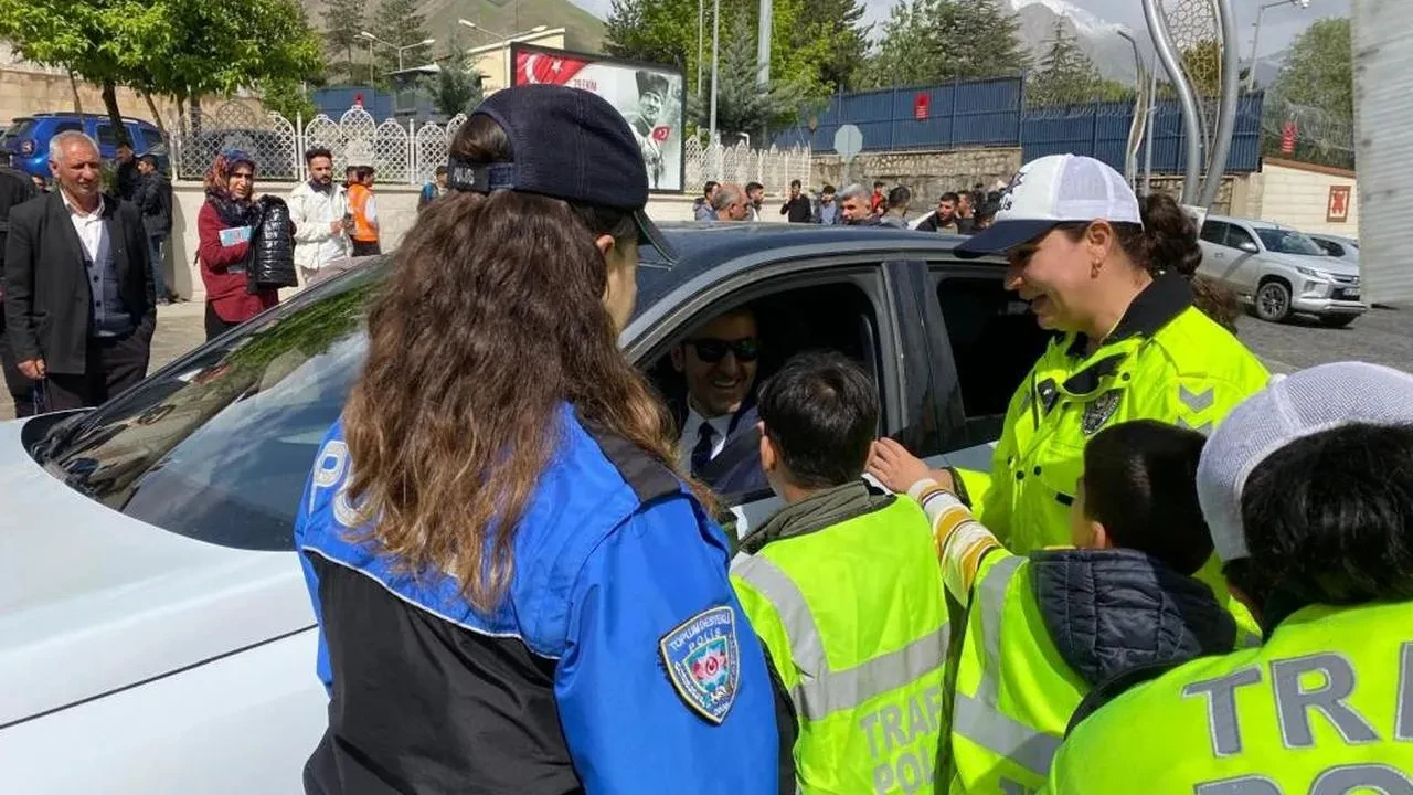 Hakkari'de Engelliler Haftası'na özel trafik bilinci eğitimi! Öğrencilere güvenli yollar anlatıldı