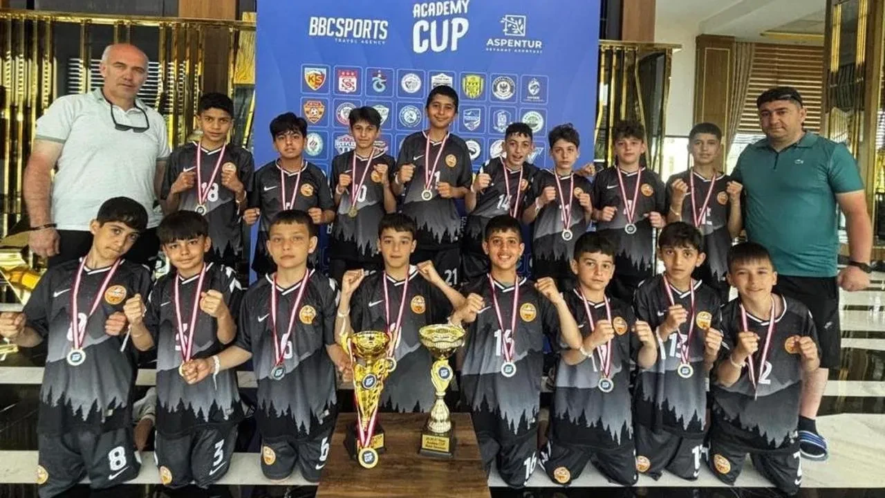 Yıldızkent Spor, Antalya'da çifte kupayla döndü: Tuncay Aydın gol kralı oldu