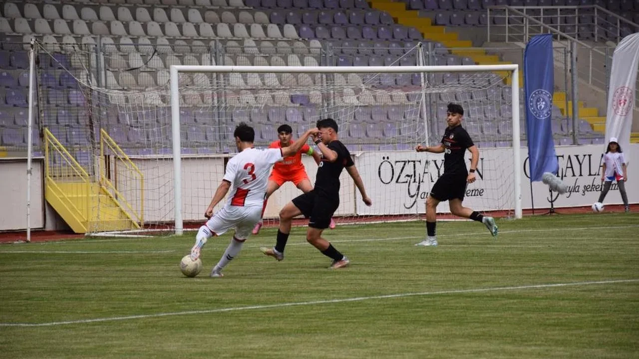Afyonkarahisar'da Gençlik Haftası coşkusu! Türkiye Şampiyonu Samsun oldu, ödüller sahiplerini buldu