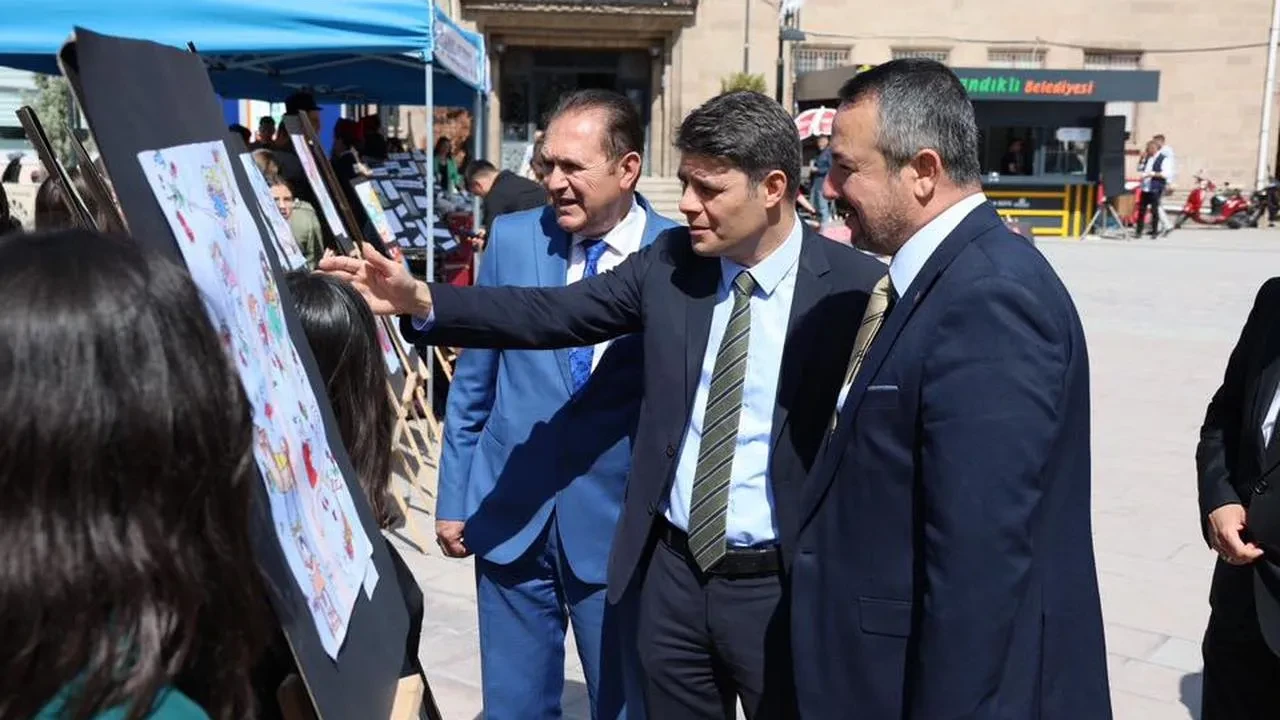 Sandıklı'da 'Sen Yeter Ki Oku' etkinliğiyle kitaplar paylaşıldı, öğrenciler sahne aldı