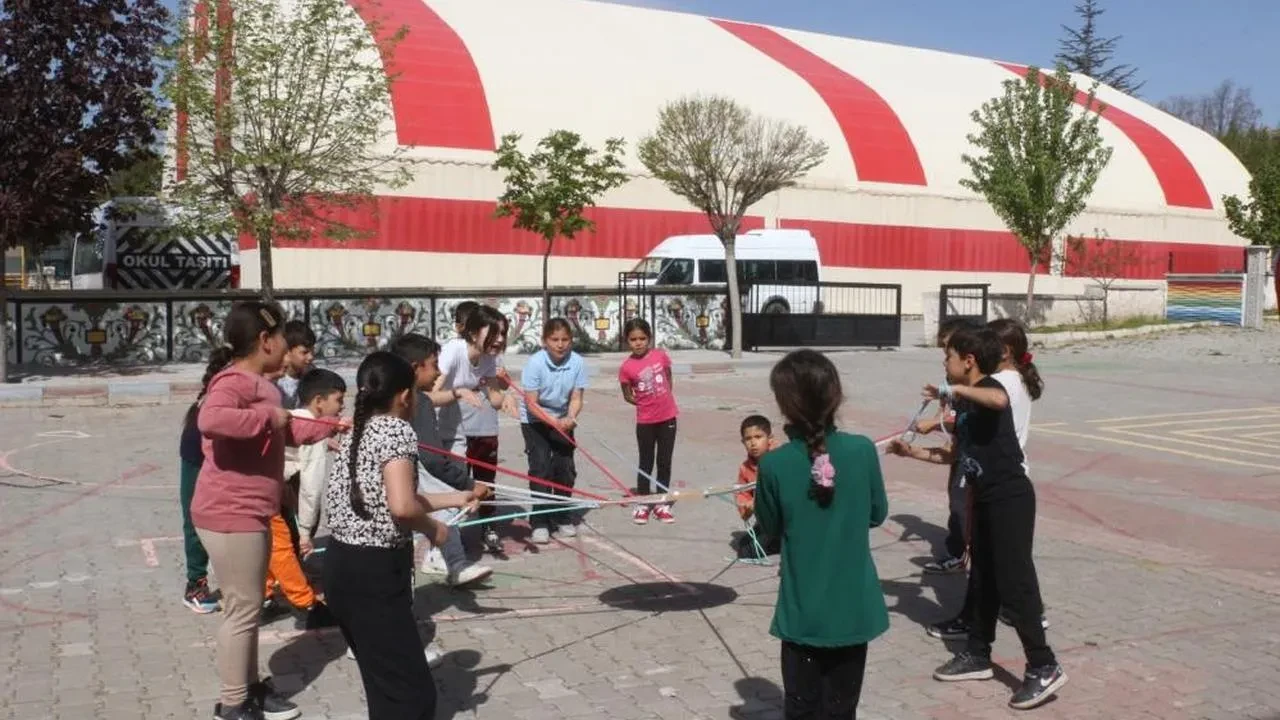 Çocuklar Davulga'da eğlencenin tadını çıkarırken geleneksel oyunlar yeniden hayat buldu