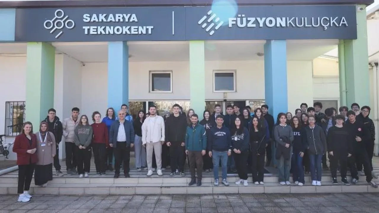 Sakarya Üniversitesi'nden lise öğrencilerine kariyer yolculuğu: "Geleceğime Yön Veriyorum" projesi başarıyla tamamlandı