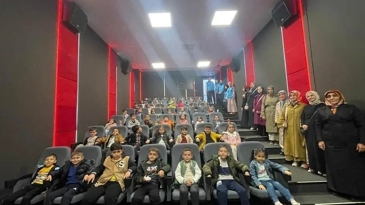 Soma'da Kur'an kursu öğrencileri sinema etkinliğinde buluştu: 'Hay Hak: Karagöz-Hacivat' filminden neler öğrendiler?