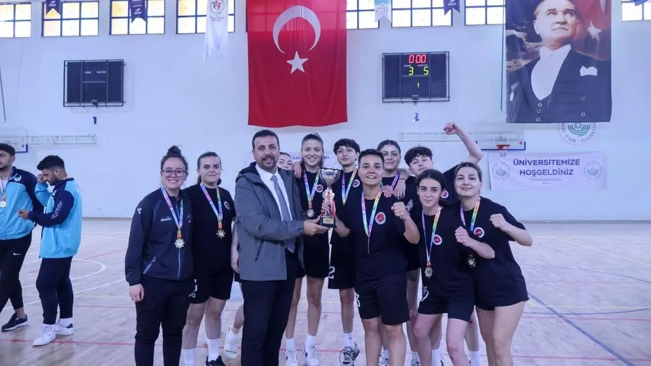 Kastamonu Üniversitesi Kadın Futsal Takımı namağlup şampiyon