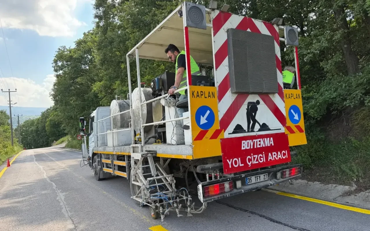 Kocaeli'de yol çizgileri gece çalışmalarıyla yenileniyor