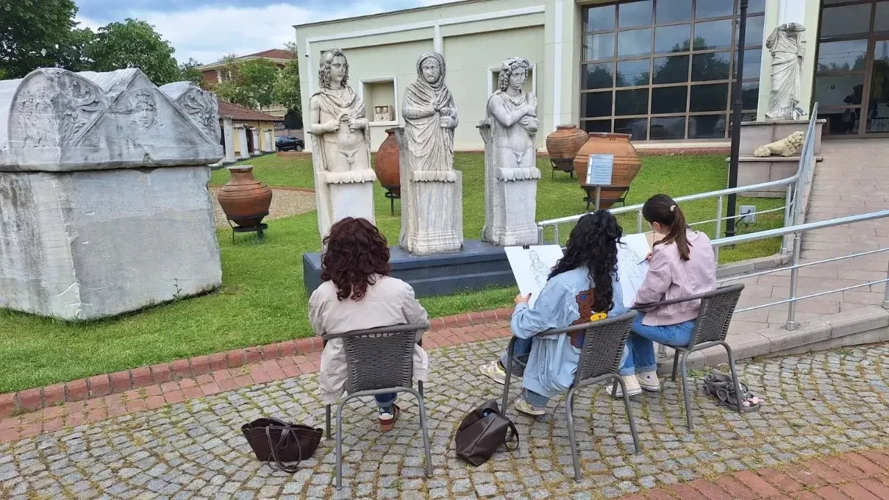 Kocaeli Arkeoloji Müzesi'nde genç sanatçılar antik heykellerle yaratıcı çalışmalar gerçekleştirdi