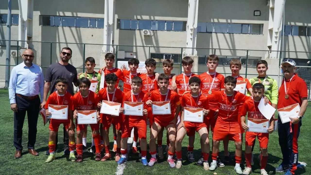 Manisa'da Okul Sporları Futbol Yıldızlar Türkiye Yarı Finalleri sona erdi! Finalde hangi takımlar var?