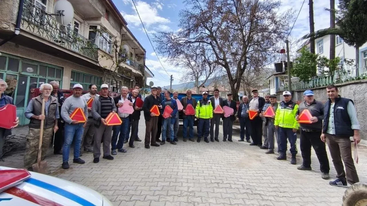 Akşehir'de traktör kazalarını önlemek için önemli adım: Reflektör uygulaması hayata geçildi