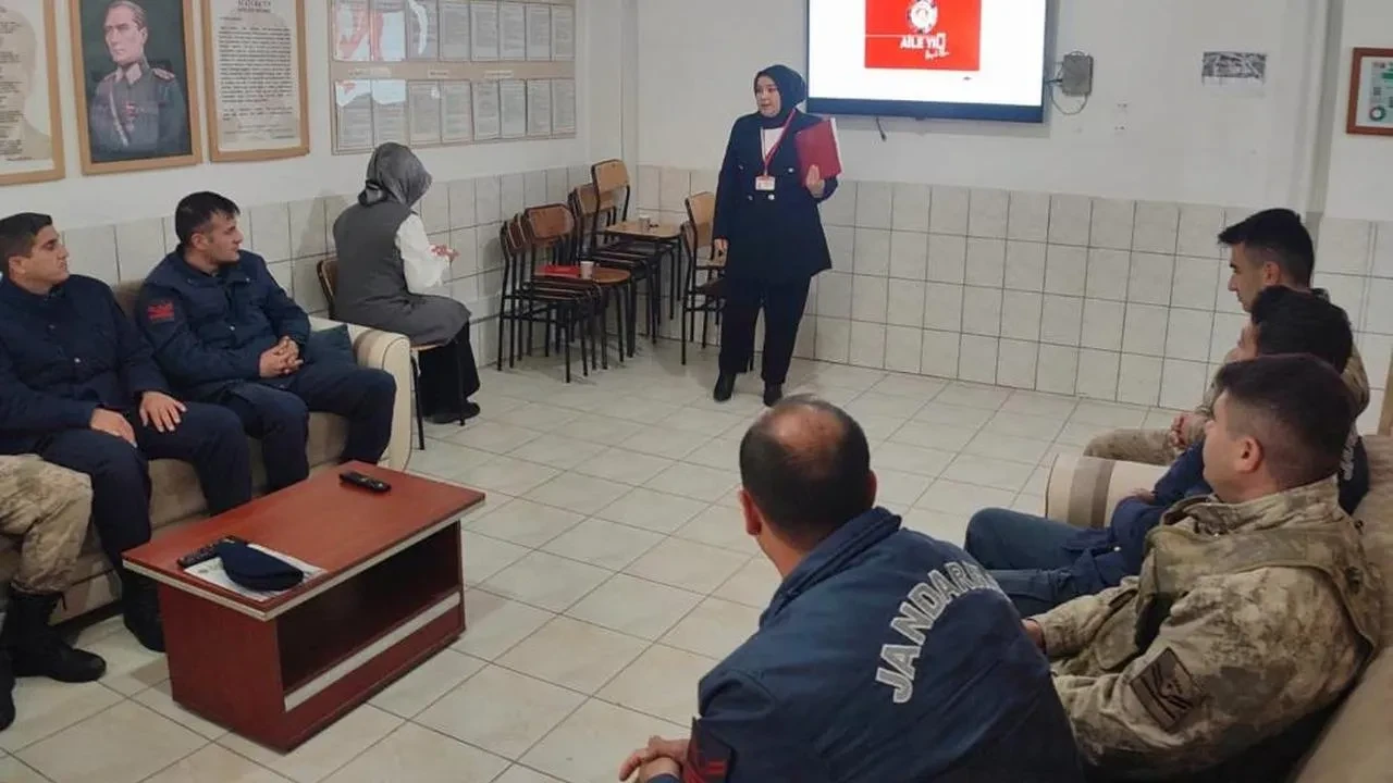 Demirözü Jandarma Komutanlığı'na kadına yönelik şiddetle mücadele eğitimi verildi