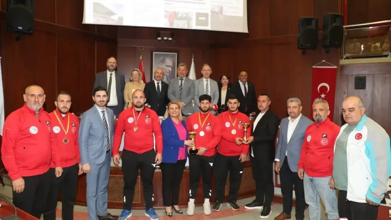 İzmit Belediyespor güreşçileri uluslararası arenada fark yarattı: İşte kazandıkları madalyalar