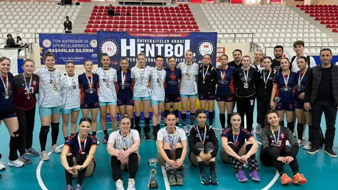 Anadolu Üniversitesi Kadın Hentbol Takımı, dördüncü kez namağlup şampiyon