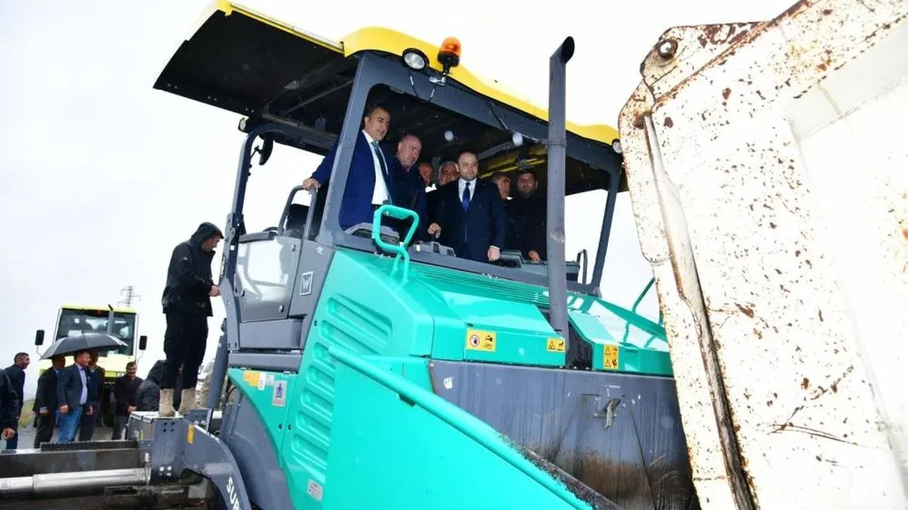 Ardahan'da köy yolları yenileniyor: Asfalt yerine beton kullanılıyor