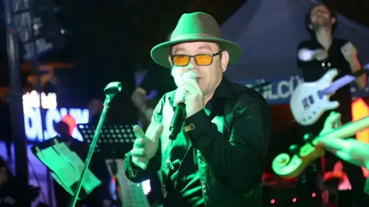 Gölcük'te 19 Mayıs coşkusu: Fener alayı, konser ve havai fişeklerle kutlandı