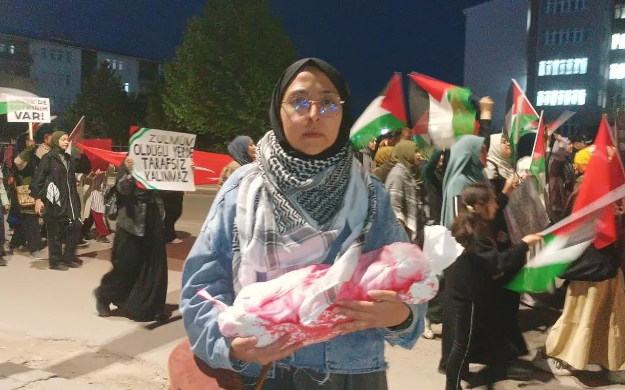 Cumhuriyet Üniversitesi öğrencilerinden İsrail'e kanlı protesto