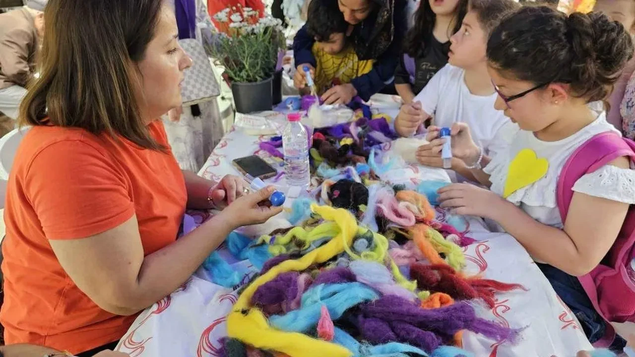 Gölcük'te anneler günü coşkusu: Çocuklar hediyelerini anne sevgisiyle süslediler!