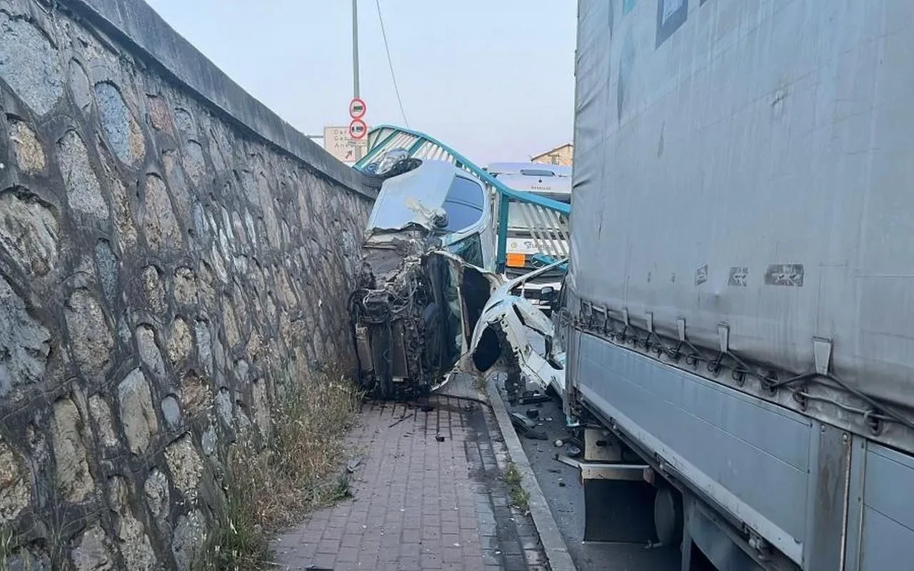 Gebze'de otomobil duvarda asılı kaldı sürücü kurtuldu