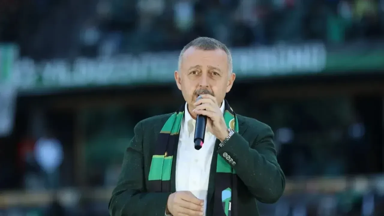 Kocaelispor'un borcuyla boğuşurken Başkan'dan "Darısı başınıza" tebriği: Taraftarlar isyanda!
