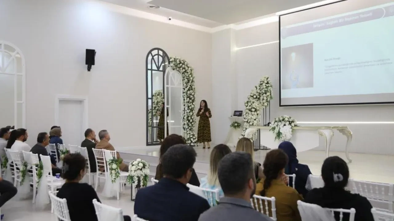 Melikgazi Belediyesi'nden evlilikte sağlıklı iletişim için önemli adım: Seminer düzenlendi