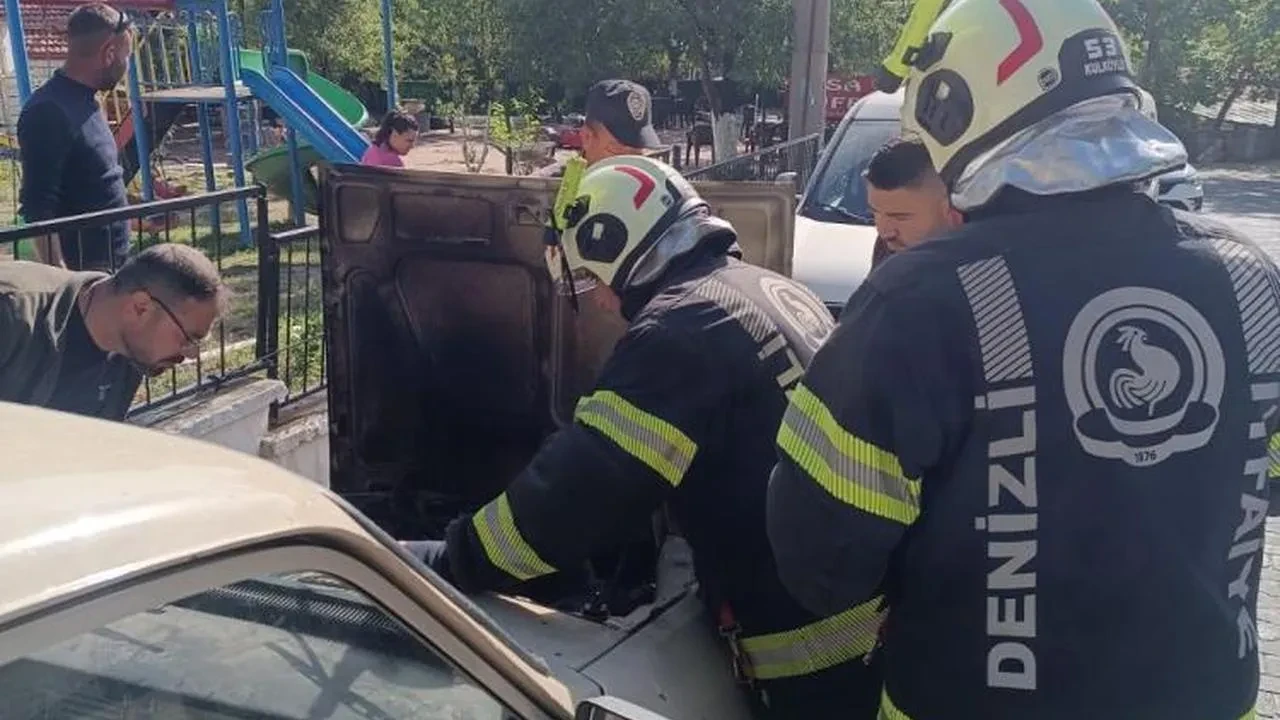Denizli'de park halindeki otomobilde motor yangını! Soruşturma başlatıldı