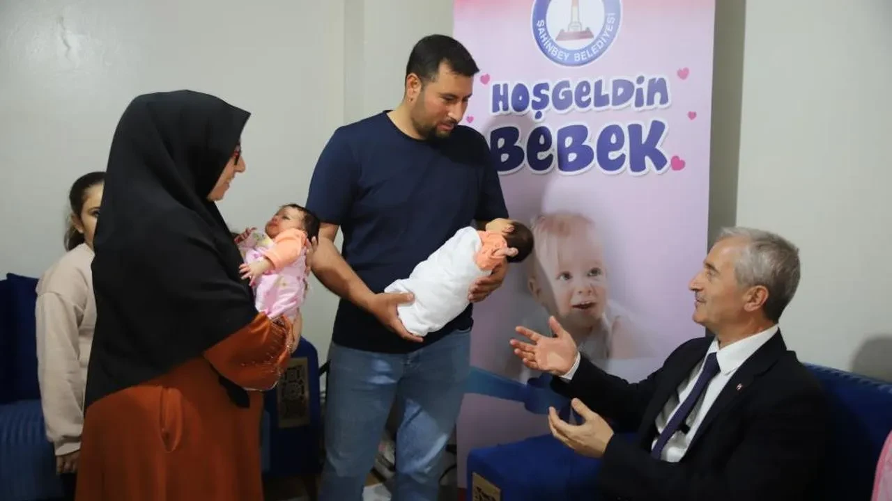 Şahinbey Belediyesi, ikiz bebek sahibi aileye 18 bin TL destek müjdesi verdi