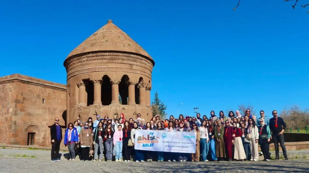 Kız öğrenciler Tarihi Ahlat'ı keşfetti: Selçuklu Mezarlığı'nda geçmişe yolculuk