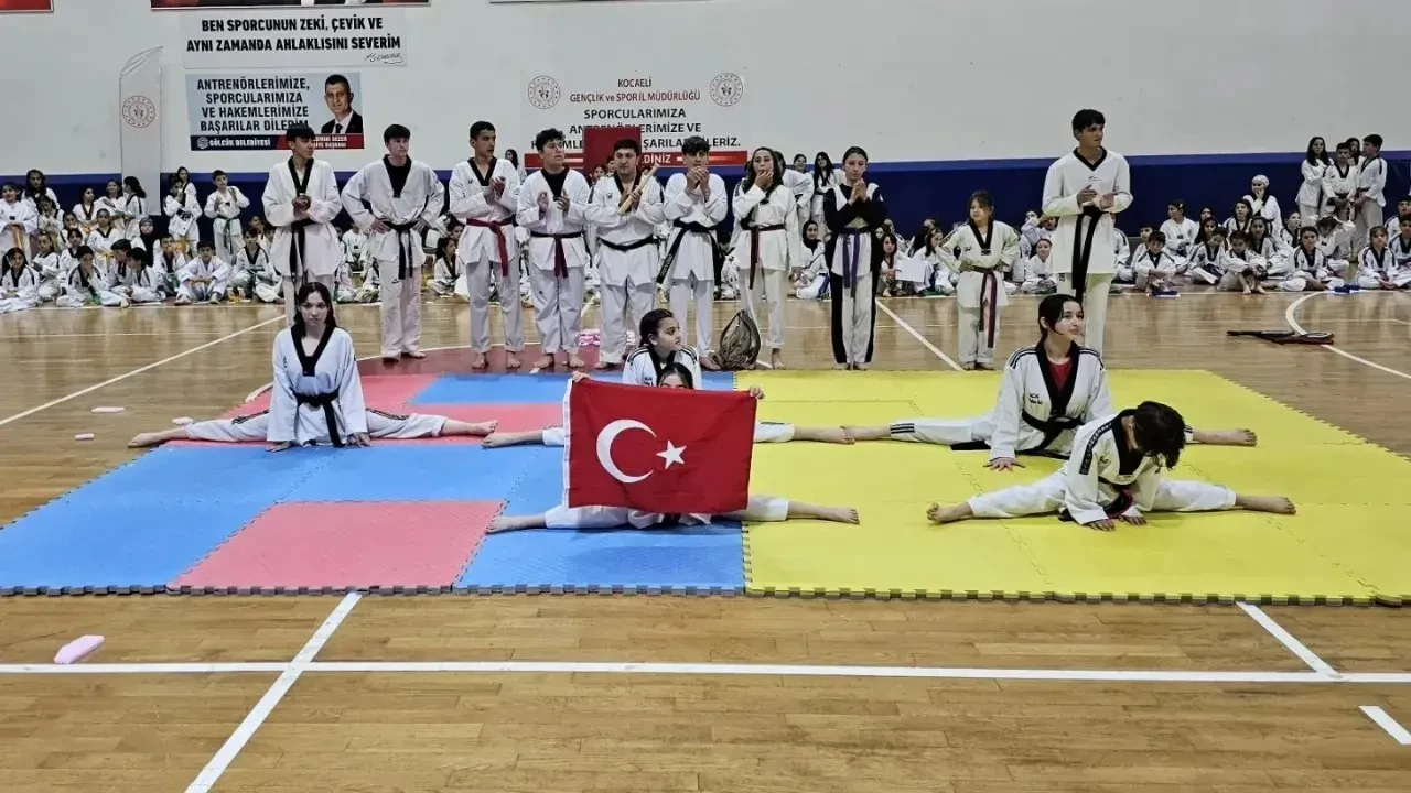 293 Taekwondo sporcusu kuşak sınavını başarıyla tamamladı, yeni kemerlerini aldı!