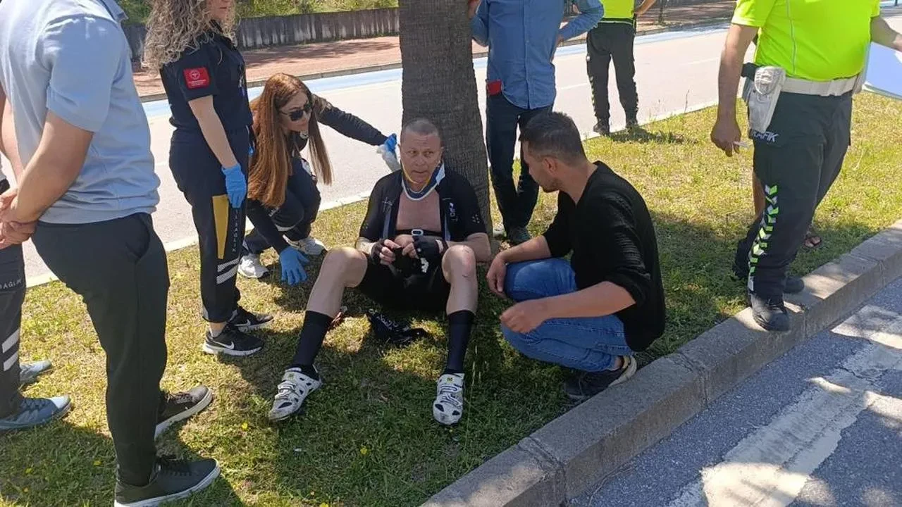 Norveçli turist bisiklet yoluna park eden otomobile çarptı: Yaralı hastanede, soruşturma başladı