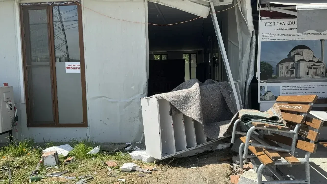 Gündoğdu'da otomobil camiye girdi: Sürücü yaralı, hasar büyük