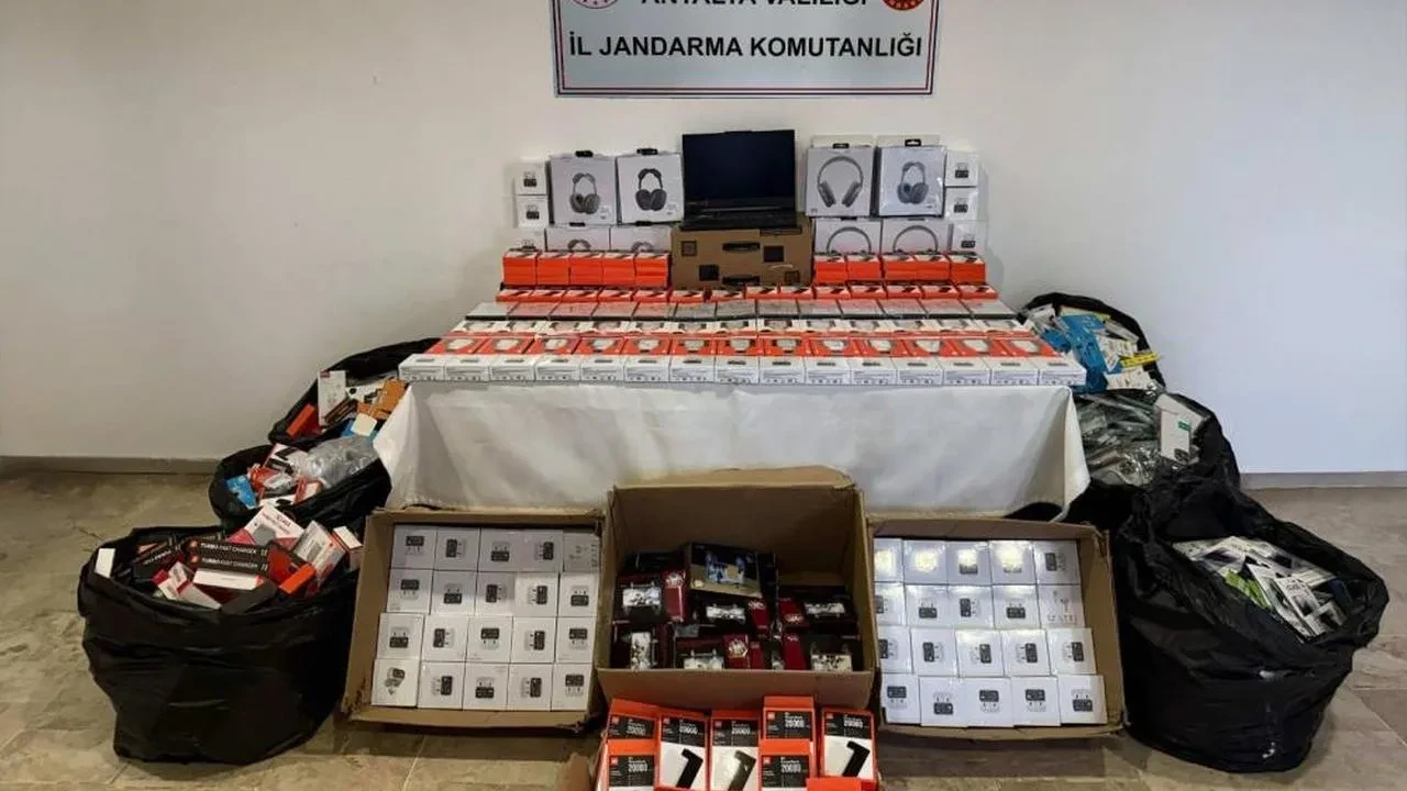 Antalya'da telefon aksesuarı operasyonu: Binlerce ürün ele geçirildi