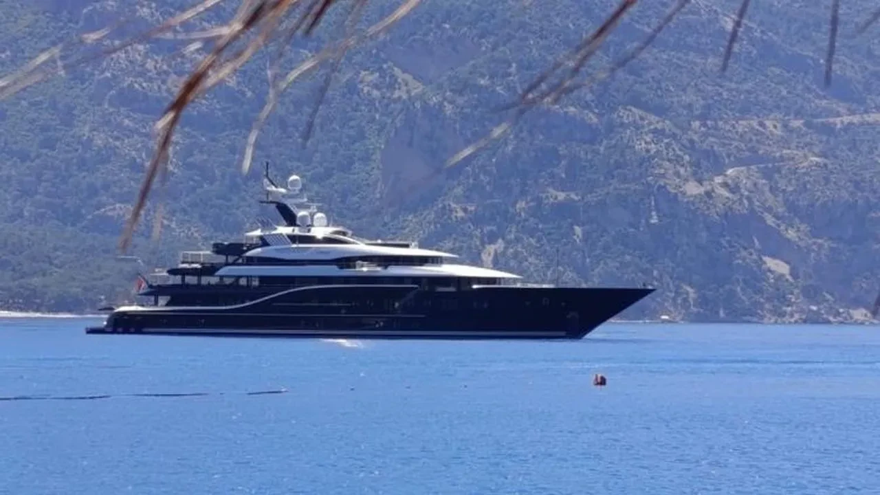 Fethiye'de Prens Mükrin'in ultra lüks yatı Solandge, turistlerin ilgi odağı oldu