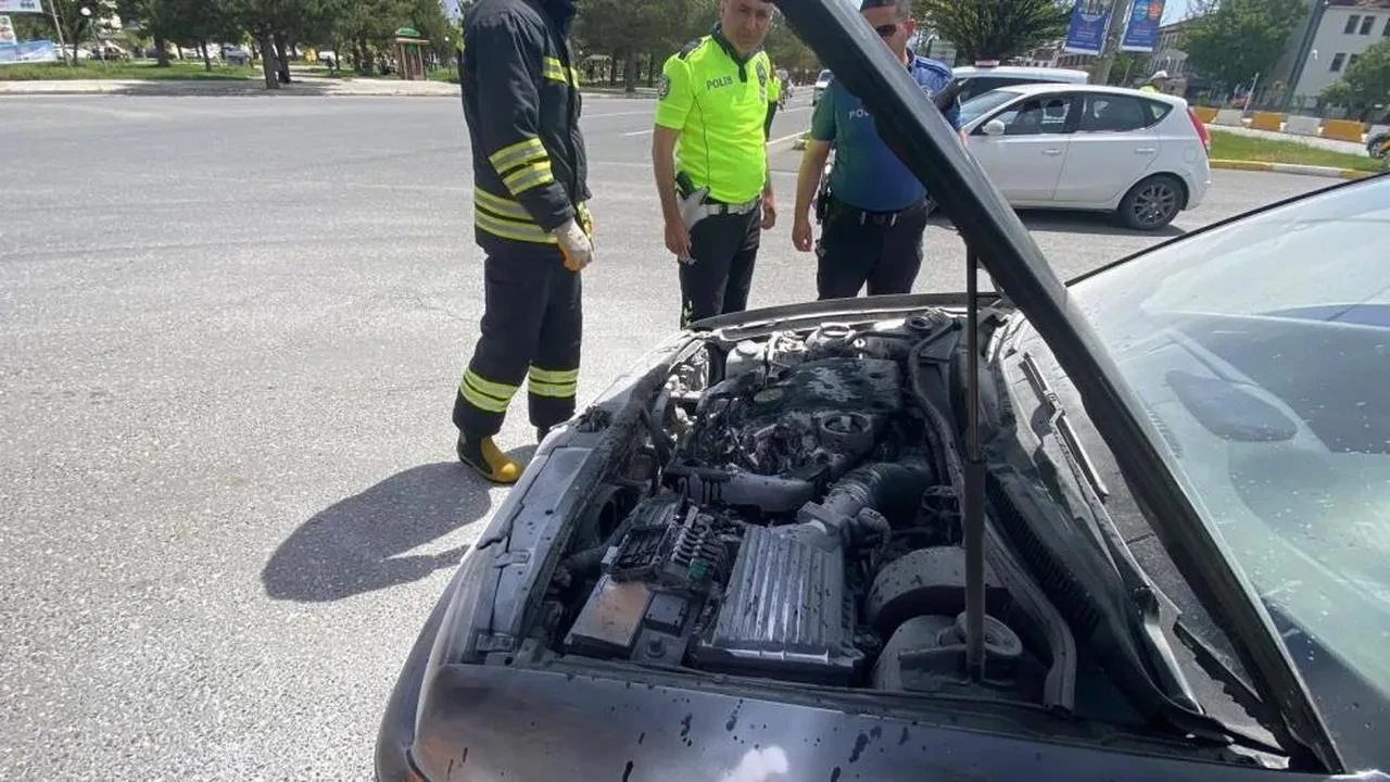 Erzincan'da otomobil alev alev yandı, itfaiye ekibi zamanla müdahale etti! Yangın nedeniyle neler yaşandı?