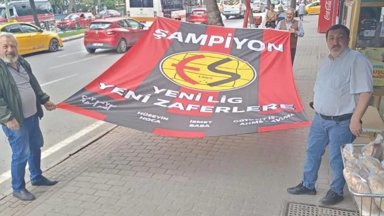 Eskişehirspor'un şampiyonluğu sonrası dev bayrak coşkusu