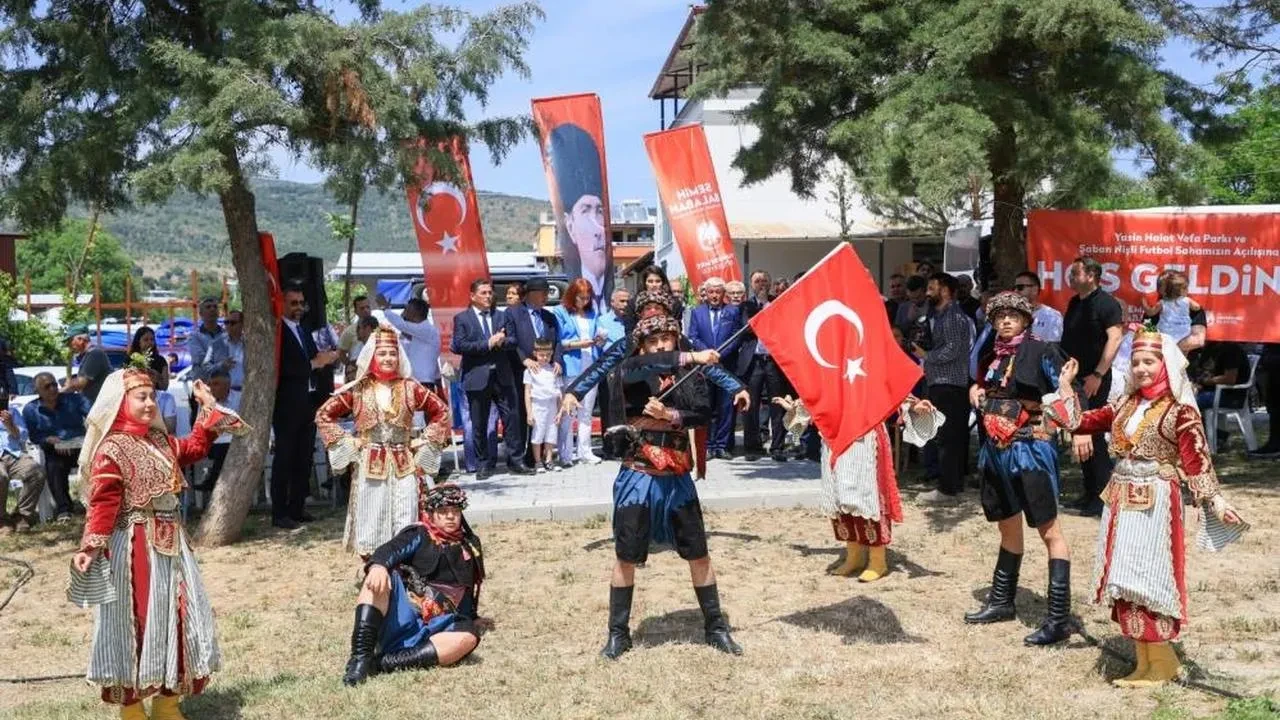 Yunusemre Belediyesi'nden anlamlı açılış: Yasin Halat Parkı ve Şaban Nişli Futbol Sahası törenle hizmete girdi