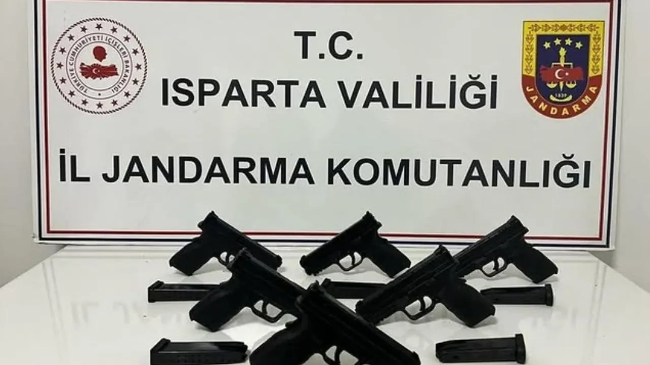 Şarkikaraağaç’ta ruhsatsız silah operasyonu: Isparta'da 6 adet ruhsatsız tabanca ele geçirildi