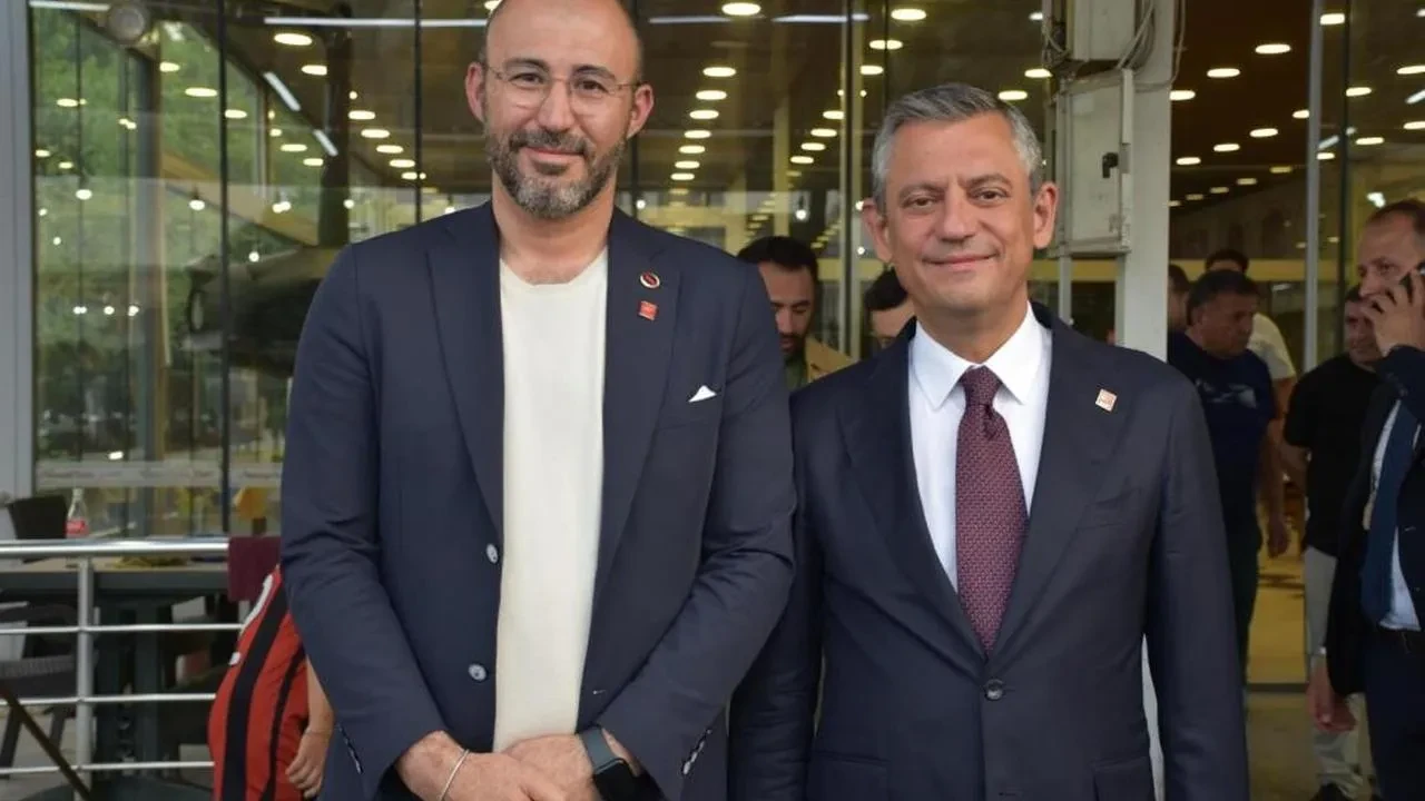 CHP Genel Başkanı Özgür Özel, Aydın'da coğrafi işaretli çöp şişi tadarken vatandaşlarla buluştu