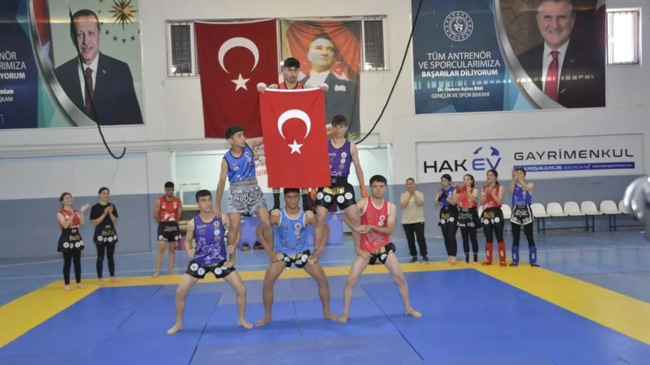 Besni'de 19 Mayıs coşkusu! Gençlik ve Spor Bayramı'nda duygu dolu anlar