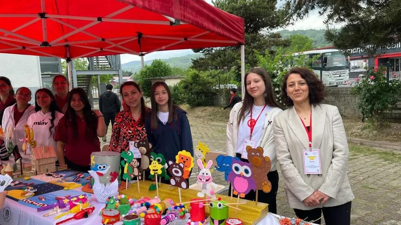 Devrek'te bilim fuarı coşkusu: Öğrenciler yenilikçi projelerini sergiledi