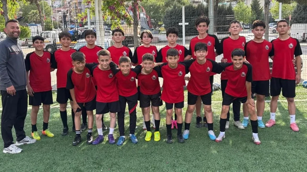 Bilecik U-13 Takımı, Vezirhaspor'u 7-2 ile geçerek lige hazır! Antrenör Memiş'ten iddialı açıklamalar